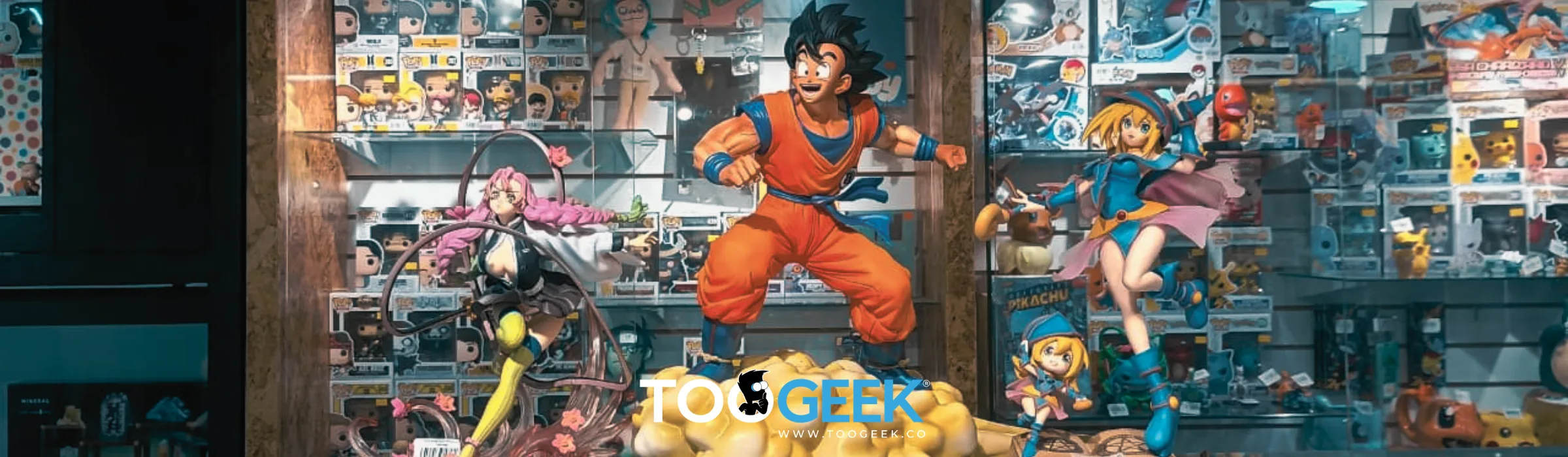 Tienda geek TooGEEK con figuras de anime y manga, personajes de Dragon Ball, Naruto y coleccionables pop en vitrinas, decoración otaku y merchandising de series japonesas