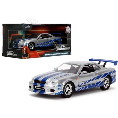 Vehículo Nissan Skyline GT-R plateado y azul Rápidos y Furiosos