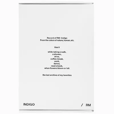 Portada del libro Indigo de RM de BTS con texto blanco sobre fondo neutro
