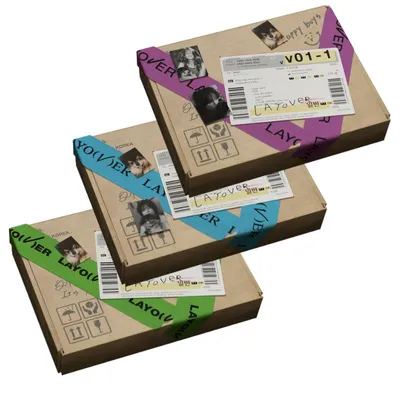 Libro Layover BTS en cajas de envío con accesorios y cintas de colores