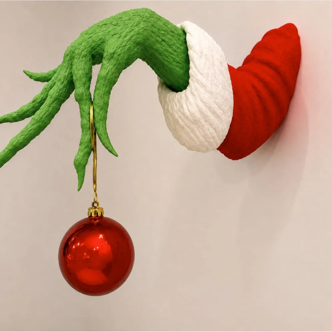 Percha Navideña Grinch con Mano Verde y Adorno Rojo (Pedido Exclusivo · entrega 2 a 3 semanas)