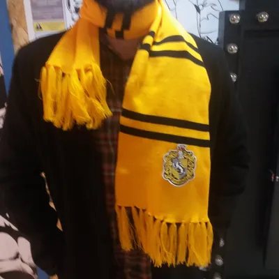 Bufanda Hufflepuff amarilla y negra con escudo de Harry Potter