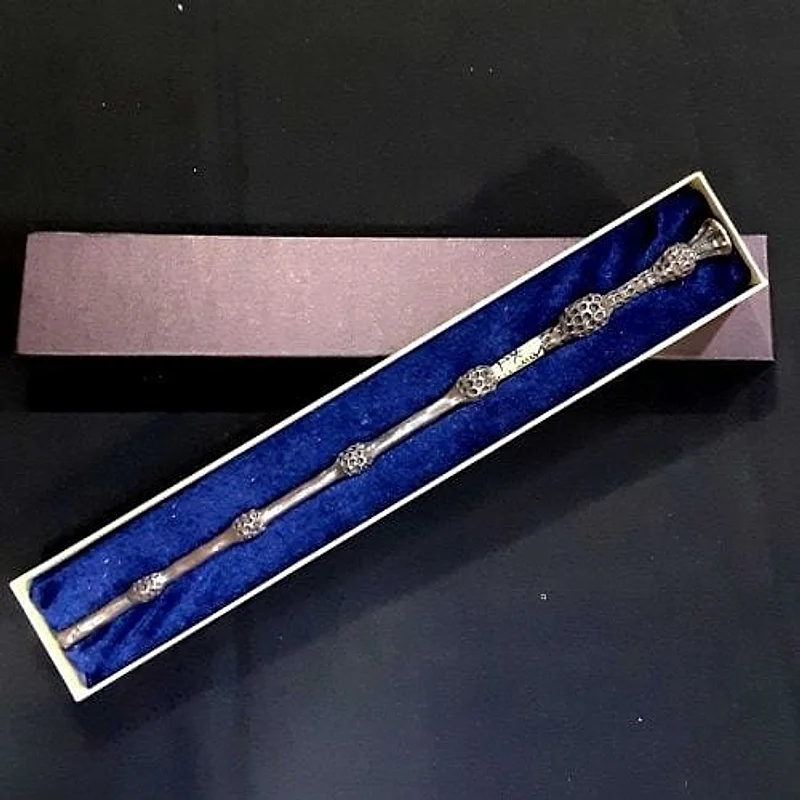 Varita Sauco de Harry Potter en caja de lujo con terciopelo azul