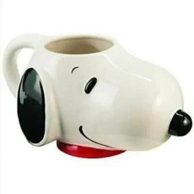 Mug 3D Snoopy blanco con orejas negras y base roja