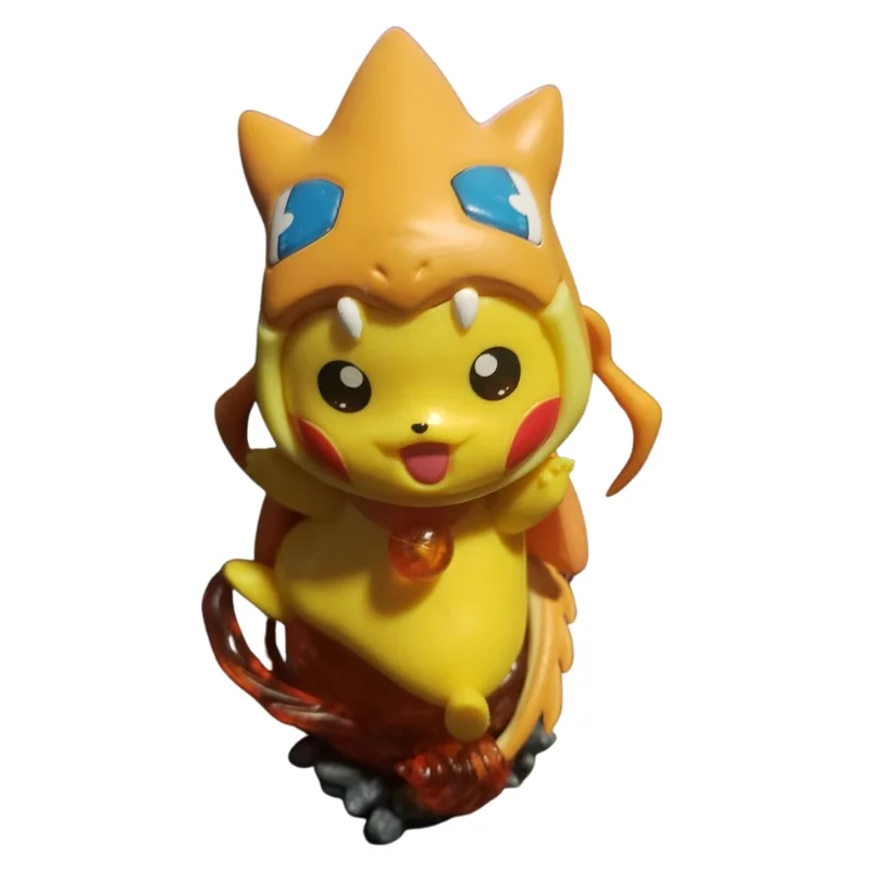 Figura Pikachu disfrazado de Charizard con corona dorada