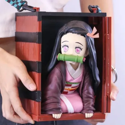 Figura Nezuko Kimetsu no Yaiba en caja de madera con bambú