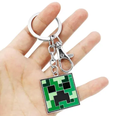 Llavero Minecraft Creeper metálico en mano