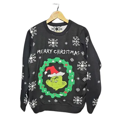 Suéter navideño negro con El Grinch y corona navideña