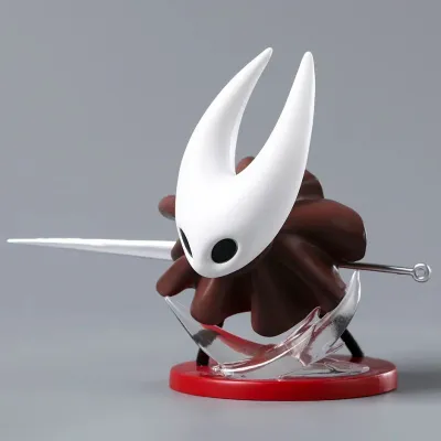 Figura Hornet Hollow Knight con máscara blanca y base roja