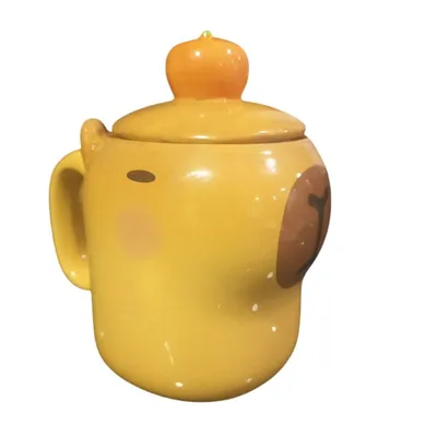 Taza cerámica amarilla con forma de capibara y tapa
