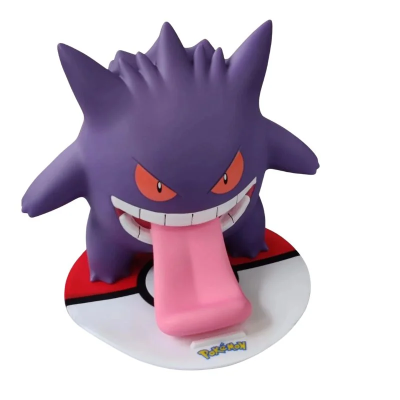Figura Gengar Pokémon púrpura con lengua rosa sobre base Poké Ball