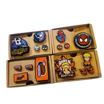 Set de pines, aretes e imán con personajes de anime y videojuegos