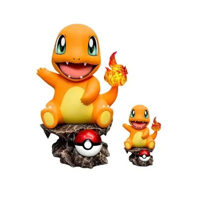 Figura Charmander Pokémon con llama de fuego sobre base Poké Ball