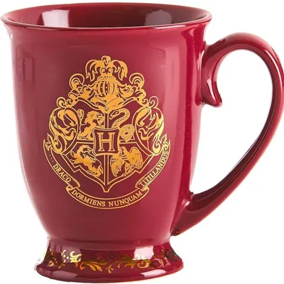 Taza roja Hogwarts con escudo dorado — Harry Potter
