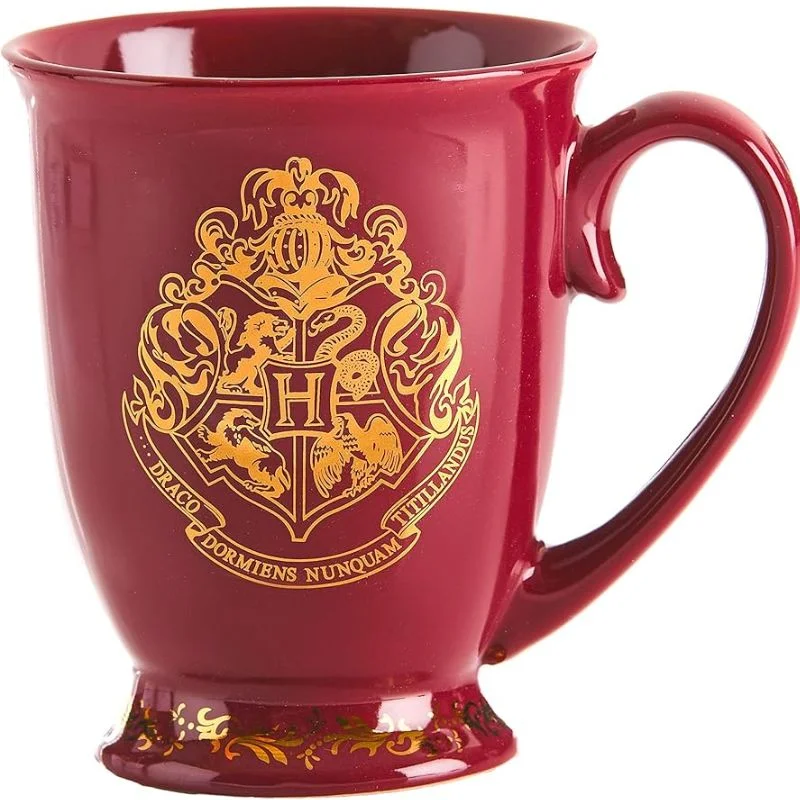 Taza roja Hogwarts con escudo dorado — Harry Potter