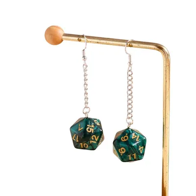 Aretes dados D&D verdes con números dorados colgantes