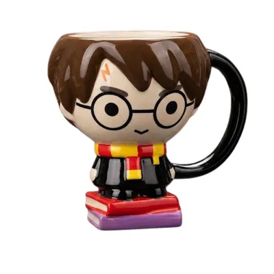 Mug Harry Potter con figura cuerpo completo sobre libros