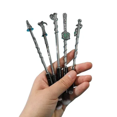 Set de 5 brochas maquillaje Slytherin Harry Potter en mano