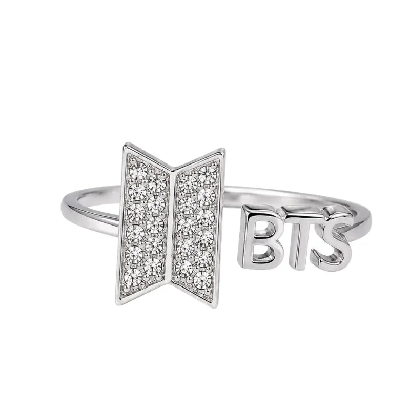 Anillo logo BTS con mariposa de cristales y letras BTS en plata