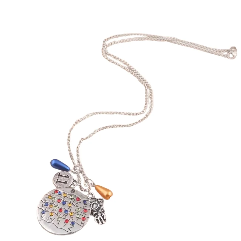Collar Stranger Things con dijes coloridos y cadena plateada