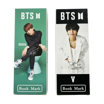 Marcapáginas BTS V y Suga con firma y logo del grupo