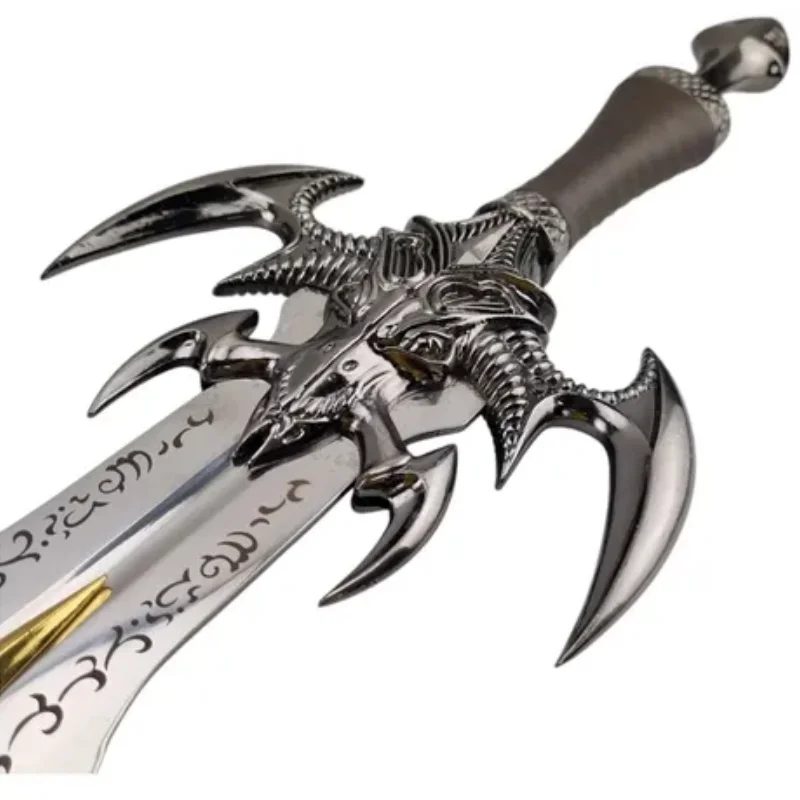 Espada Exotath con empuñadura demoníaca y base decorativa