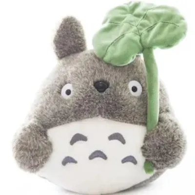 Peluche Totoro gris con hoja verde de Mi Vecino Totoro