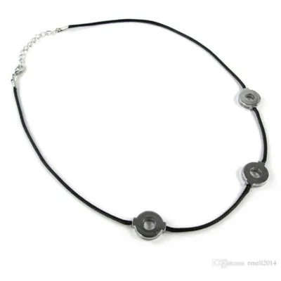 Collar Itachi Naruto Shippuden con cordón negro y detalles plateados