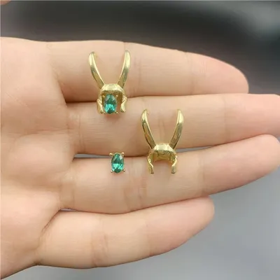 Aretes Loki con cuernos dorados y gema esmeralda - Marvel