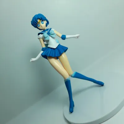 Figura Sailor Mercury con uniforme azul y blanco en base blanca